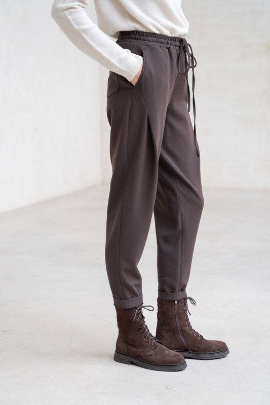 PANTALÓN PINZA ENCONTRADA DELANTE MARRON