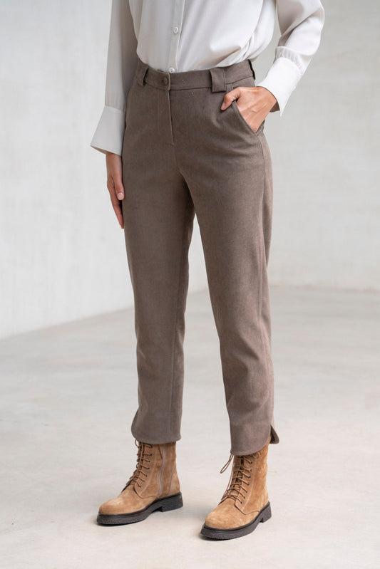 PANTALÓN VICO ESTRECHO ABERTURA ABAJO TOPO